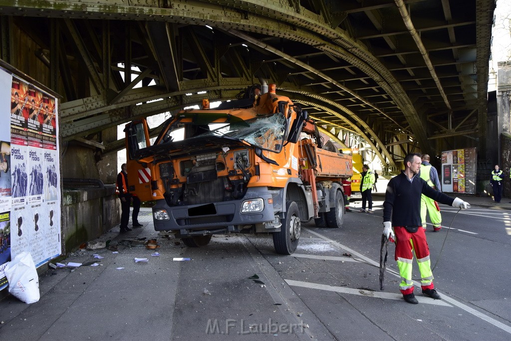 LKW blieb unter Bruecke haengen Koeln Deutz Deutz Muelheimerstr P113.JPG - Miklos Laubert